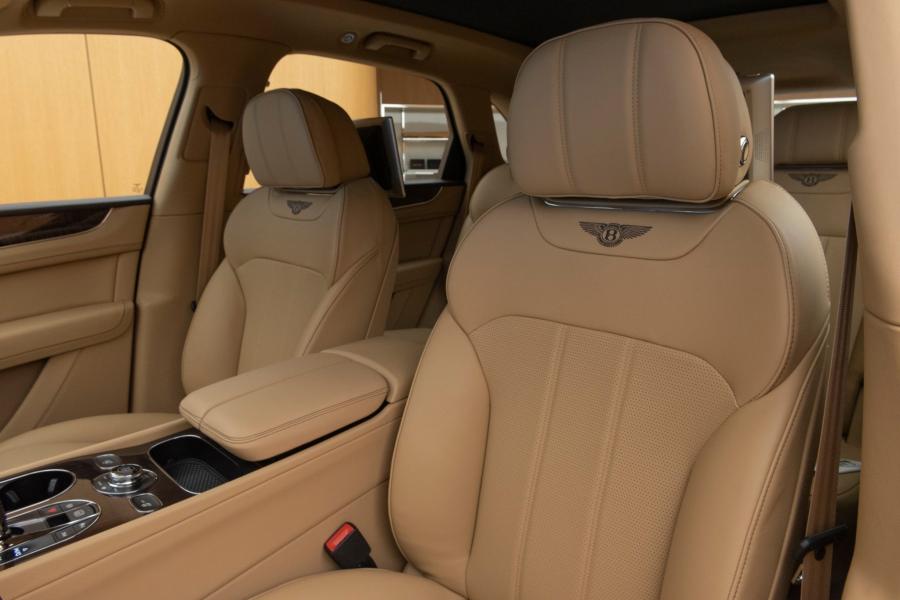 Интерьер Bentley Bentayga V8 Centenary Specifications 2020 года  (UAE) (фото 10 из 10)